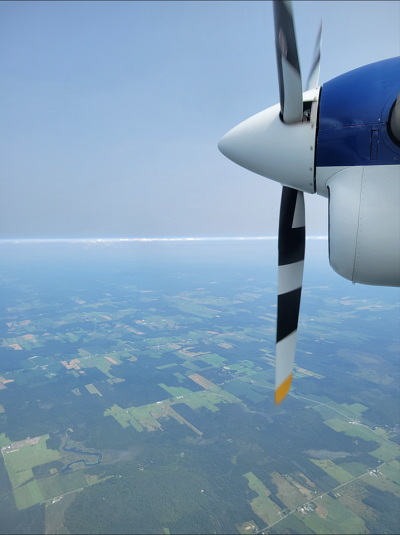 Bande de ciel clair entre les deux panaches de fum&eacute;e (~3 km d&rsquo;altitude)