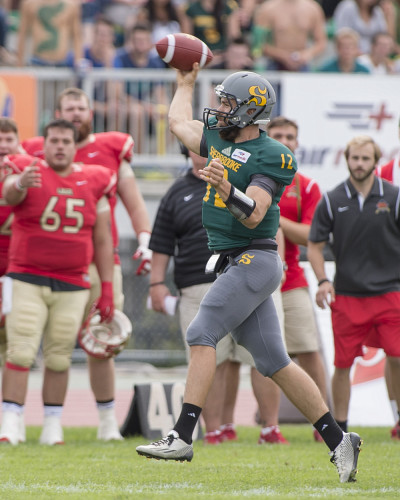 J&eacute;r&eacute;mi Roch a franchi le 12 septembre le cap des 10 000 verges de gain par la passe en carri&egrave;re, sur la sc&egrave;ne du football universitaire canadien.