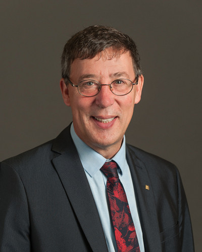 Professeur Jean-Pierre Perreault, vice-recteur à la recherche et aux études supérieures.