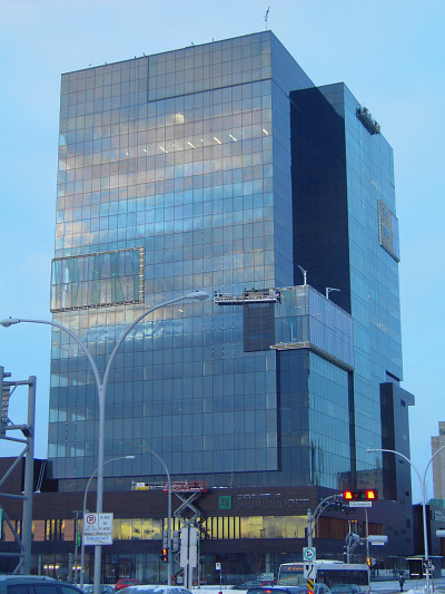 Des ouvriers mettent la touche finale &agrave; certains &eacute;l&eacute;ments de la tour de 16 &eacute;tages du Campus de Longueuil.