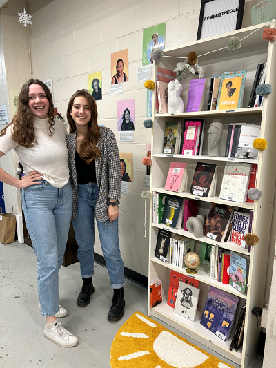 Les personnes étudiantes Valérie Marien et Victoria Vieira sont les fondatrices de la Féministhèque, une bibliothèque qui facilite la consultation et l’emprunt d’ouvrages féministes.