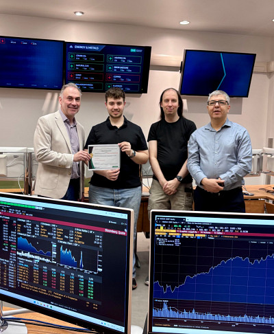 Frank Coggins, professeur au D&eacute;partement de Finance et titulaire de la Chaire Desjardins en finance responsable, Alexis Nadeau, laur&eacute;at de la 2e place et &eacute;tudiant au baccalaur&eacute;at en &Eacute;conomique, &Eacute;tienne Jobin, technicien d&eacute;veloppeur et int&eacute;grateur et membre de l&rsquo;&eacute;quipe des simulations financi&egrave;res ESG, et Abdennabi Khiari, coordonnateur de laboratoire &agrave; la Salle des march&eacute;s de l&rsquo;&Eacute;cole de gestion de l&rsquo;Universit&eacute; de Sherbrooke.