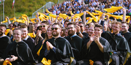 Des foulards dorés tenus à bout de bras par 461 mains qui façonneront l’avenir de l’ingénierie