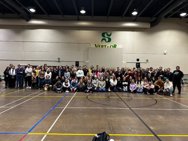 Pr&egrave;s de 100 personnes &eacute;tudiantes, r&eacute;sidentes et membres du corps professoral r&eacute;unies &agrave; Sherbrooke pour un atelier des couvertures.