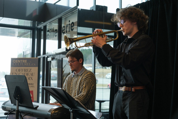 Olivier Tellier au piano et Zack Tessier &agrave; la trompette, deux talents &eacute;tudiants de 1er cycle &agrave; l'&Eacute;cole de musique, ont assur&eacute; l'animation musicale de l'&eacute;v&eacute;nement.