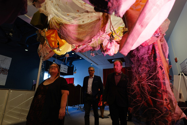 Le d&eacute;cor exp&eacute;rientiel alliant tissus, texture et&nbsp;&eacute;clairage, con&ccedil;u par Sophie-Claire Caza, en partenariat avec l&rsquo;Espace art et savoir de l&rsquo;UdeS et la Bourse Experience Ventures. Il s&rsquo;agissait d&rsquo;une exp&eacute;rience tant cr&eacute;ative que professionnalisante pour cette &eacute;tudiante en arts visuels.