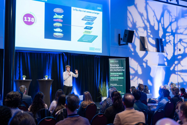 Ars&egrave;ne Gu&eacute;don, vainqueur de la finale institutionnelle du concours Ma th&egrave;se en 180&nbsp;secondes, pr&eacute;sentant son&nbsp;expos&eacute; habilement vulgaris&eacute; mettant en vedette un hamburger garni pour illustrer un assemblage &eacute;lectronique.