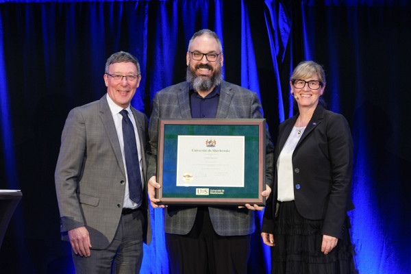 Jonathan Bouchard a r&eacute;alis&eacute; sa th&egrave;se sous la direction du professeur R&eacute;jean Fontaine, du D&eacute;partement de g&eacute;nie &eacute;lectrique et de g&eacute;nie informatique de la Facult&eacute; de g&eacute;nie, et la codirection du professeur Roger Lecomte, du D&eacute;partement des sciences de l'imagerie et des radiations de la Facult&eacute; de m&eacute;decine et des sciences de la sant&eacute;. Son travail doctoral s'intitule Conception de l&rsquo;&eacute;lectronique d&rsquo;un scanner de tomographie d&rsquo;&eacute;mission par positrons pour l&rsquo;imagerie c&eacute;r&eacute;brale clinique multimodale.