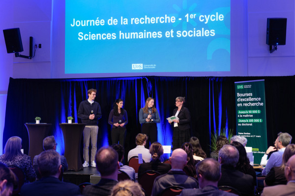 Les laur&eacute;ates et laur&eacute;at de la Journ&eacute;e de la recherche de 1er cycle en sciences humaines et sociales ont &eacute;chang&eacute; sur leur exp&eacute;rience en recherche avec la vice-rectrice aux &eacute;tudes et &agrave; la vie &eacute;tudiante, Isabelle Dionne.