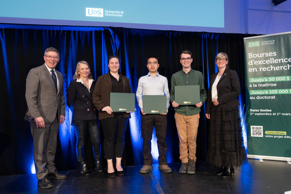 La boursi&egrave;re Audrey Guy et les boursiers Xinshuai Geng et &Eacute;douard Moffet,&nbsp;en compagnie du recteur Jean-Pierre Perreault, de la vice-rectrice aux &eacute;tudes et &agrave; la vie &eacute;tudiante, Isabelle Dionne, et de Nicole Beaudoin, fille de Laurent Beaudoin et Claire B. Beaudoin. Pr&eacute;sente pour repr&eacute;senter sa famille donatrice, Mme Beaudoin a rappel&eacute; l'importance pour ses parents de soutenir l'excellence &eacute;tudiante.