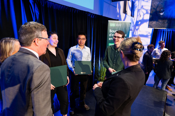 Les boursiers et la boursi&egrave;re d'excellence Laurent et Claire B. Beaudoin &eacute;changent avec Nicole Beaudoin, le recteur et la vice-rectrice aux &eacute;tudes et &agrave; la vie &eacute;tudiante.