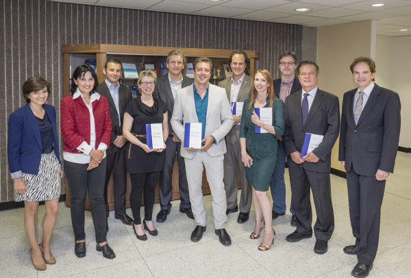 Lors du lancement officiel : Marie-Sophie Demoflys,Catherine Ribot, Nicolas Ferrier, &Eacute;dith V&eacute;zina, Christophe Albig&egrave;s, David Gilles, S&eacute;bastien Lebel-Grenier, Carine Jallamion, St&eacute;phane Bernatchez, Herv&eacute; Cassan et Daniel Proulx.