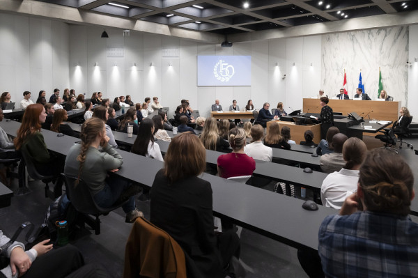 La discussion s'est d&eacute;roul&eacute;e dans un Centre judiciaire Jean-Melanson rempli &agrave; pleine capacit&eacute;.