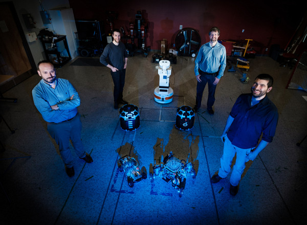 Alexandre Girard, ici en compagnie des professeurs François Ferland, François Grondin et Nicolas Quaegebeur, est arrivé à l'Université de Sherbrooke pour appuyer le développement du seul programme de baccalauréat en génie robotique au Canada.