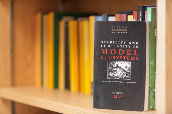 &laquo;&nbsp;Stability and Complexity in Model Ecosystems&nbsp;&raquo;&nbsp;de Robert May.