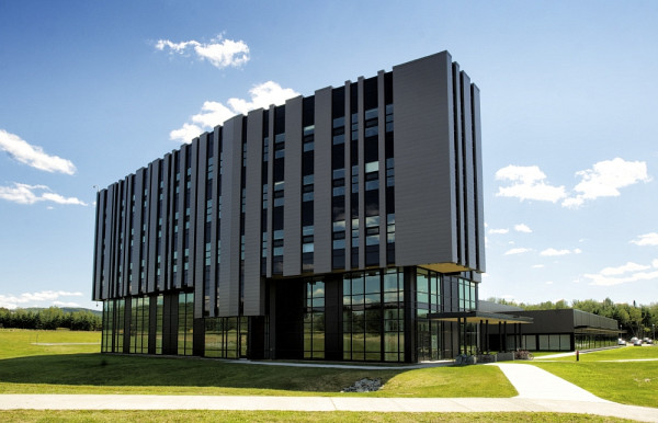L'Institut interdisciplinaire d'innovation technologique est situé dans le Parc Innovation de l'Université de Sherbrooke.