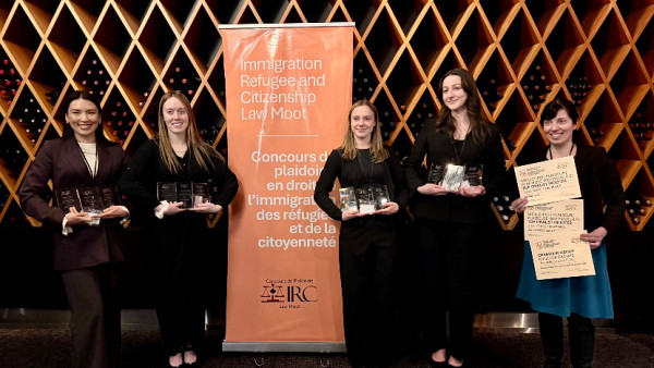 Concours en droit de l&rsquo;immigration : Neelab Ramazan-Zada,&nbsp;Am&eacute;lie Bouchard,&nbsp;Saphia-Maude Ouellet,&nbsp;Justine Lamy et Pre H&eacute;l&egrave;ne Mayrand. 