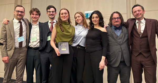 Concours Laskin : Me Julien Dubois, &Eacute;lie Granger-Hotte, Augustin Vincelette, Cl&eacute;mence Lamer, Justine Lemay, Th&eacute;a-Maria El-Moutran, l&rsquo;Me Julien Dubois, &Eacute;lie Granger-Hotte, Augustin Vincelette, Cl&eacute;mence Lamer, Justine Lemay, Th&eacute;a-Maria El-Moutran, l&rsquo;honorable Ian Demers, J.C.S., et Me Dominique Gilbert.