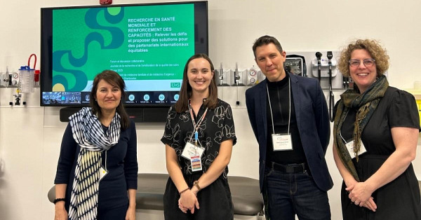 Pre Sabina Abou Malham, Pre Ann Isabelle Gr&eacute;goire, Pr Gabriel Blouin Genest et Mme Mich&egrave;le Rietmann lors de la journ&eacute;e la recherche et de l&rsquo;am&eacute;lioration de la qualit&eacute; des soins 2025 du D&eacute;partement de m&eacute;decine de famille et de m&eacute;decine d&rsquo;urgence&nbsp;