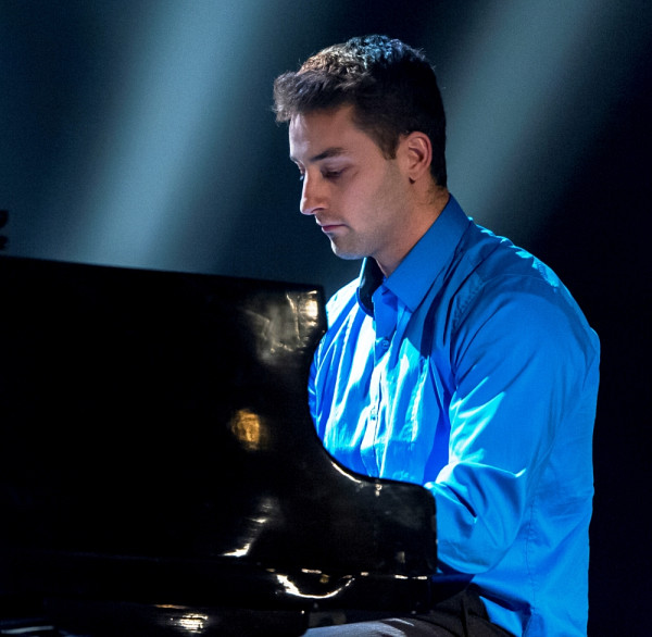 Philippe McFadden, de l'&eacute;quipe d'athl&eacute;tisme Vert & Or, a eu droit &agrave; une ovation &agrave; la suite de sa prestation au piano, dans l'un des cinq num&eacute;ros &eacute;tudiants du gala.