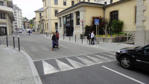 Chambéry, France : une intersection en plateau
