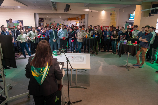 Pre Nathalie Roy, doyenne de la Facult&eacute; de g&eacute;nie qui s'adresse aux personnes pr&eacute;sentes.
