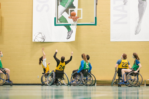 Des étudiantes et étudiants de la FASAP ont pu se mettre dans la peau de personnes sportives vivant avec un ou plusieurs handicaps grâce à l'essai de sports adaptés. 