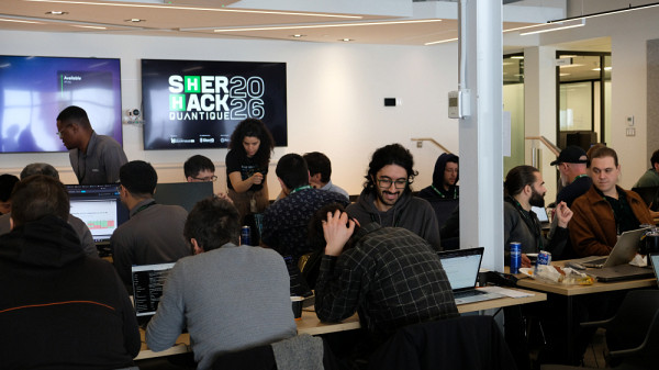 Des participantes et participants qui travaillent sur les d&eacute;fis quantiques avec le soutien des membres de l'AlgoLab.