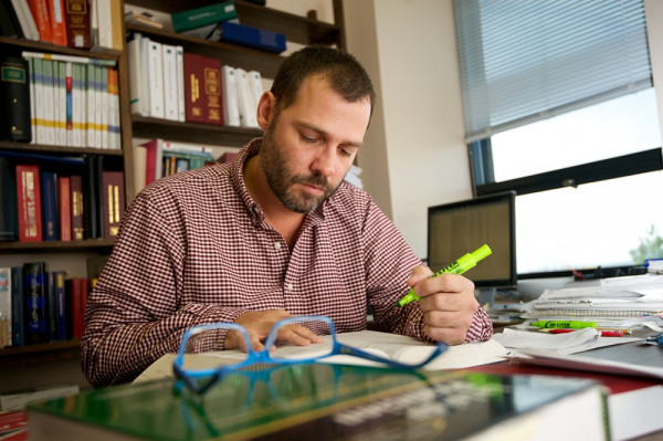 Le professeur Luc Grenon mène des recherches sur les fondements et les retombées sociales de la dépense fiscale pour dons de bienfaisance.