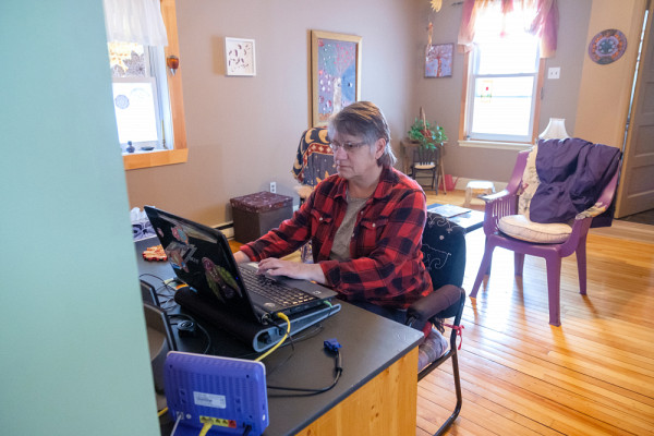 Le projet d'accompagnement techno mené par le réseau d'échanges de services Accorderie de Sherbrooke contribue à réduire la fracture numérique que vivent certains membres de la population aînée.