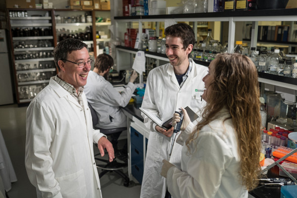 Le professeur Perreault avec des étudiantes et étudiants de son laboratoire de recherche.