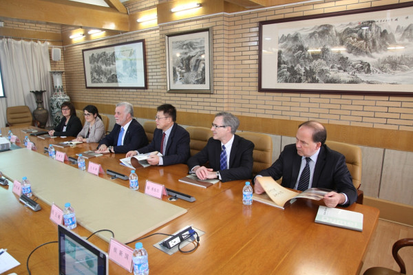 Durant cette mission diplomatique, le Pr Chang Shu Wang s'est joint au premier ministre Couillard pour une visite à l'hôpital universitaire Qilu. Ils ont notamment discuté de la coopération Québec-Shandong en radio-oncologie.