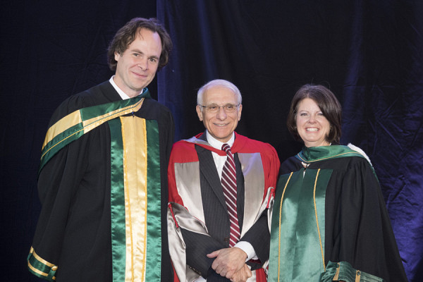 Robert  P. Kouri, récipiendaire du prix Grande distinction en enseignement universitaire, en compagnie du doyen Lebel-Grenier et de la vice-rectrice aux études, la Pre Lucie Laflamme.