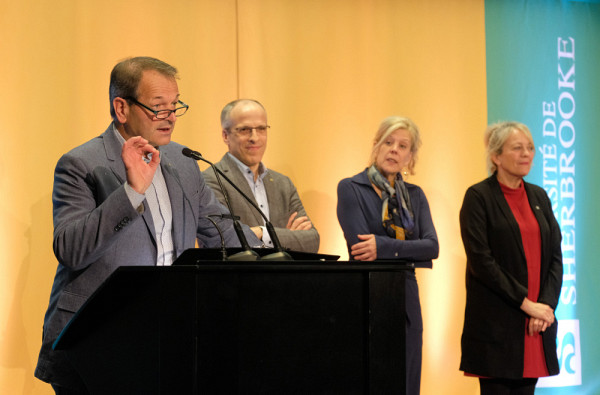 Le directeur général du SSAP Jean-Pierre Boucher, accompagné sur scène du recteur Pr Pierre Cossette et des vice-rectrices Pre Christine Hudon et Pre Denyse Rémillard.