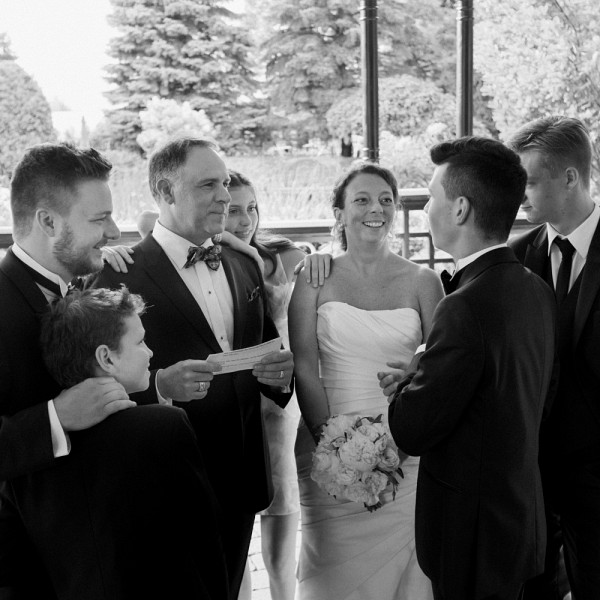 Luc Tremblay et son &eacute;pouse entour&eacute;s de leurs enfants.