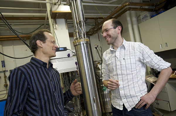 Les professeurs Louis Taillefer et Nicolas Doiron-Leyraud, coauteurs de l'article dans Nature, près d'un réfrigérateur à dilution qui sera inséré dans le cryostat.