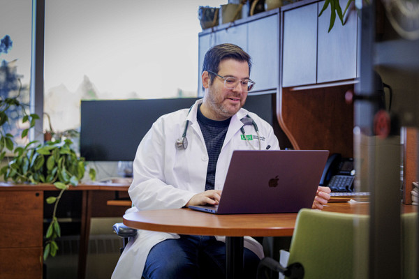 Hugues Allard-Chamard, professeur-chercheur au D&eacute;partement de m&eacute;decine de la FMSS et rhumatologue au&nbsp;CIUSSS de l&rsquo;Estrie &ndash; CHUS