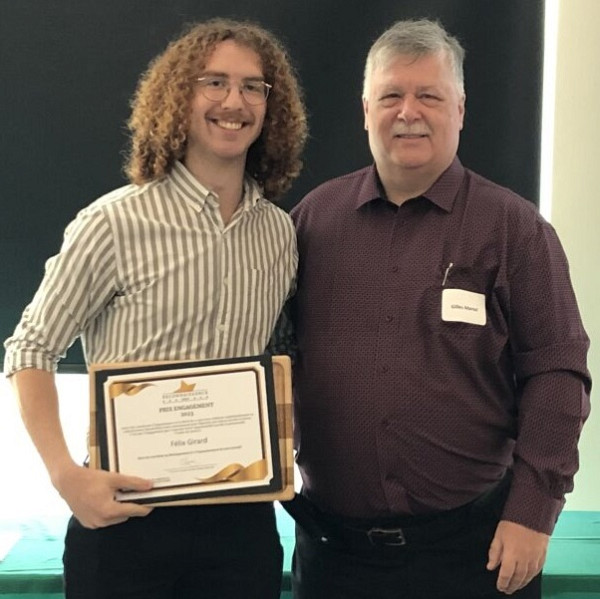 F&eacute;lix Gervais a re&ccedil;u le prix Engagement des mains du Pr&nbsp;St&eacute;phane Martel, du D&eacute;partement de m&eacute;decine de famille.