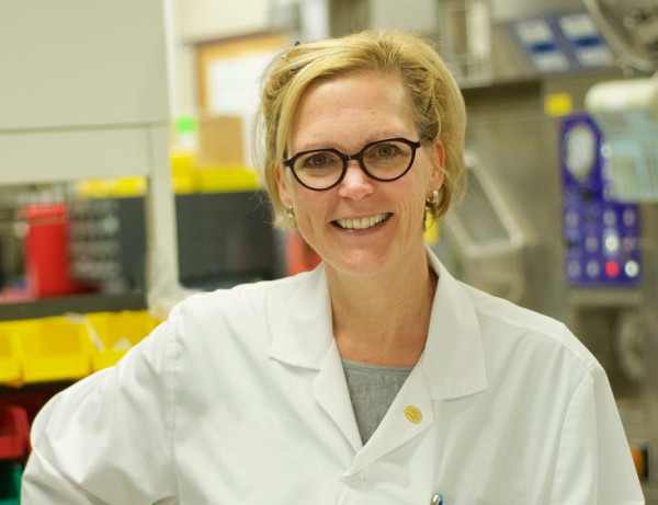 Professeure Brigitte Guérin est professeure-chercheuse à l’Institut de recherche sur le cancer de l’Université de Sherbrooke (IRCUS) et au Centre de recherche du CHUS (CRCHUS) ainsi que codemandeuse au projet de recherche.