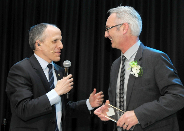 M. Carol Fillion re&ccedil;oit son prix des mains du doyen Pierre Cossette.
