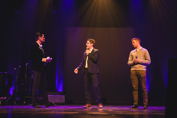 Mathieu Nuth,&nbsp;vice-doyen au recrutement, communications, &agrave; la philanthropie et ma&icirc;tre de c&eacute;r&eacute;monie, Mathieu Pelletier, co-fondateur de DT Pharmaceutical inc. (projet SORA) et J&eacute;r&eacute;mie Therrien,&nbsp;co-fondateur d'Aquarius.