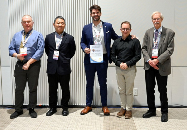 Raffaele Aaron Giampaolo a obtenu la deuxi&egrave;me place pour le Prix de la meilleure pr&eacute;sentation &eacute;tudiante.