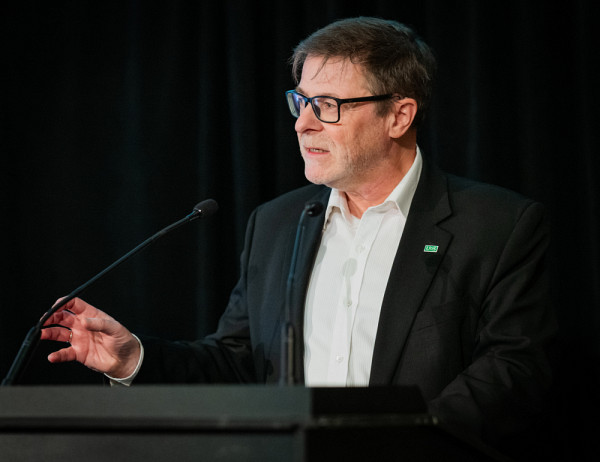 Le doyen de la Facult&eacute; des sciences, Pr Armand Soldera, a livr&eacute; un discours d'ouverture inspirant pour lancer les activit&eacute;s de la journ&eacute;e. &laquo;&nbsp;La science nous enseigne que nous formons un tout avec l'Univers et la Nature. Il est temps pour nos d&eacute;cideurs de prendre la pleine mesure de cette r&eacute;alit&eacute; et d'agir en cons&eacute;quence.&nbsp;&raquo;