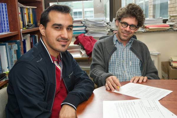 Ehssan Ghashim, dipl&ocirc;m&eacute; de la ma&icirc;trise en math&eacute;matiques, et &Eacute;ric Marchand, professeur au D&eacute;partement de math&eacute;matiques de la Facult&eacute; des sciences.