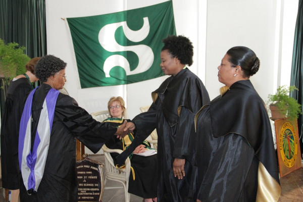 La doyenne de la FERA, Sr Zita, remet le Prix du meilleur m&eacute;moire professionnel (profil fran&ccedil;ais) &agrave; Chim&egrave;ne Gabriel V&eacute;v&eacute; et Philom&egrave;ne Maryse Pierre.
