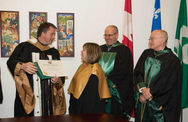 Louise Lapalme a re&ccedil;u une ma&icirc;trise d'honneur de l'UdeS afin de souligner tout le travail ayant men&eacute; &agrave; l'organisation et la cr&eacute;ation de l'&eacute;v&eacute;nement de la collation des grades.