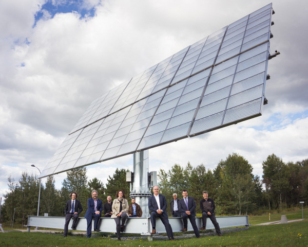 Richard Arès fait partie d’une équipe de recherche du 3IT/LN2 de l’UdeS qui œuvre à développer la prochaine génération de cellules solaires qui réponde aux besoins du marché. Ici, l’équipe est en compagnie du partenaire industriel Stace, un chef de file québécois dans la fourniture de panneaux solaires.