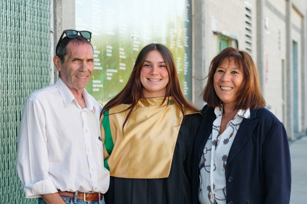 Emma Thierry et ses parents lors de la Collation des grades, c&eacute;r&eacute;monie de remise des dipl&ocirc;mes, de l&rsquo;Universit&eacute; de Sherbrooke