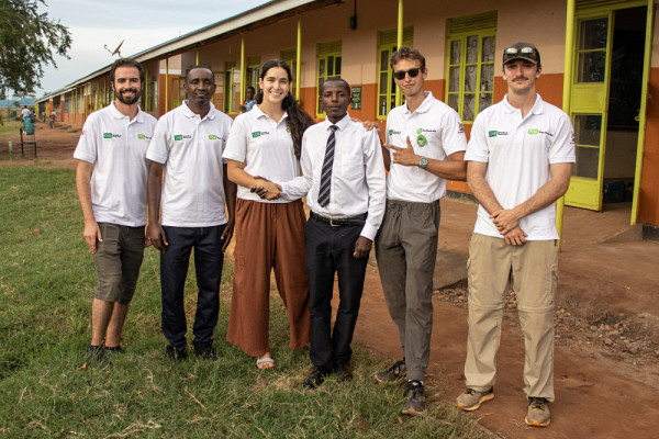 En compagnie du directeur de l'&eacute;cole secondaire communautaire Rubondo, M. Mukasa Edmond, voici l&rsquo;&eacute;quipe &eacute;tudiante : Anthony Desrochers, &eacute;tudiant au baccalaur&eacute;at en g&eacute;omatique et directeur g&eacute;n&eacute;ral du GCIUS, L&eacute;opold Sharangabo, &eacute;tudiant &agrave; la maitrise en science de l&rsquo;&eacute;ducation, Jade Barrette, &eacute;tudiante &agrave; la maitrise en d&eacute;veloppement international et action humanitaire, Christian Audet, &eacute;tudiant au baccalaur&eacute;at en g&eacute;nie civil, et Simon Courchesne, &eacute;tudiant au baccalaur&eacute;at en g&eacute;nie civil.
