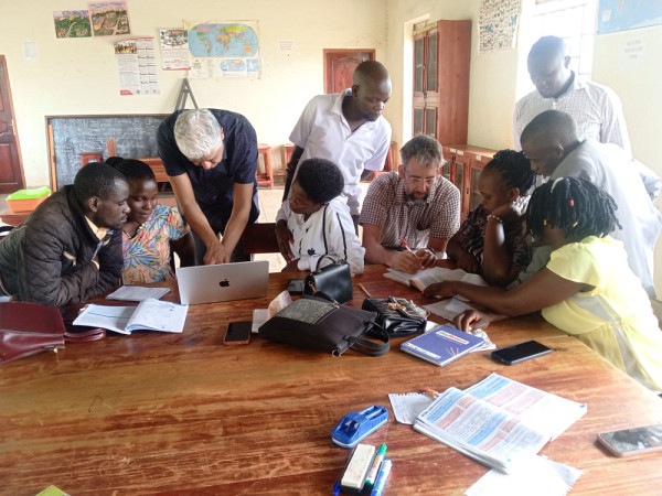 Les professeurs&nbsp;Hassane Squalli et&nbsp;Laurent Theis lors d'un atelier&nbsp;de formation destin&eacute; aux personnes enseignantes en math&eacute;matiques.